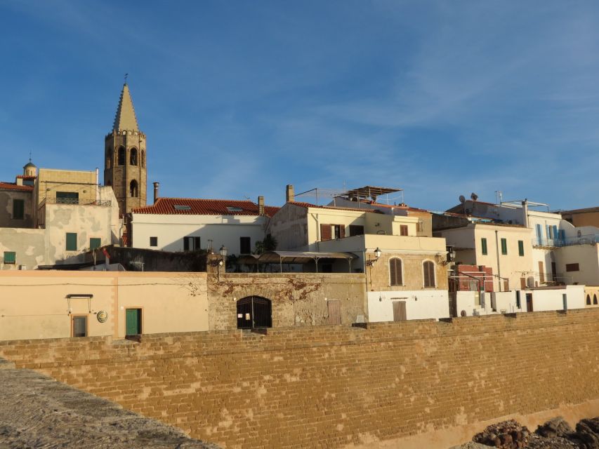 Alghero: Historic Center Walking Tour with A Local Guide - Meeting at Hotel Catalunya and stepping into Porta terra