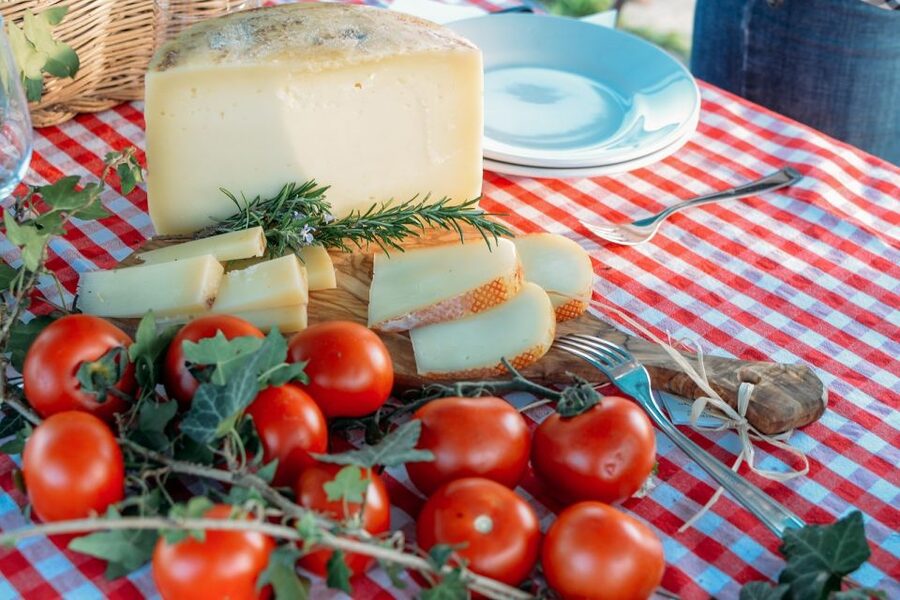 Alghero: Sardinian Home-Cooking Class and Meal - The sauce and meal mindset: simple ingredients, proper technique