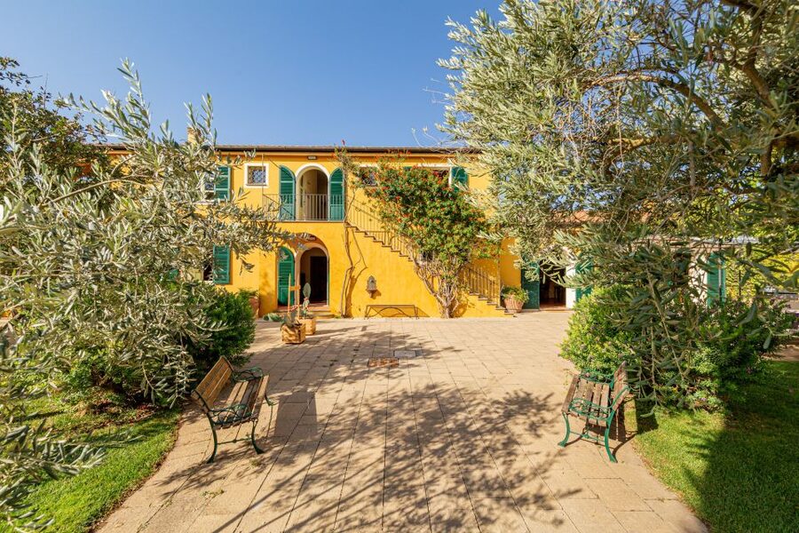 Alghero: Wine and Olive Oil Tasting at a Local Farm - Who should book this wine and olive oil tasting, and who should skip