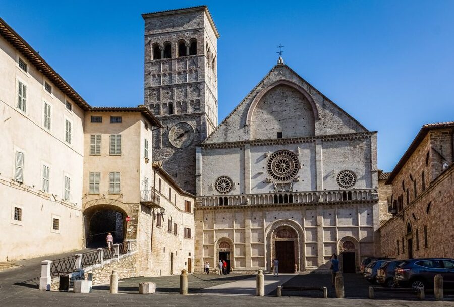 Assisi: Old Town Guided Walking Tour - Roman traces plus medieval churches, including Santa Maria sopra Minerva