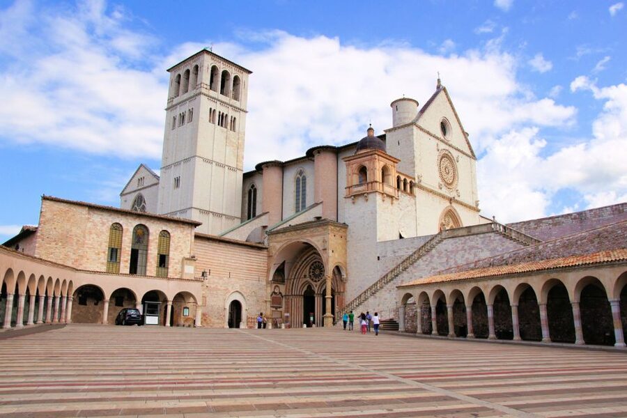 Assisi: Old Town Guided Walking Tour - Guide quality and headsets, what to expect on the ground