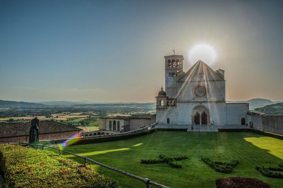 Assisi: Walking Tour with St. Francis Basilica Visit - Piazza del Comune and the Temple of Minerva, Roman structure in a medieval city