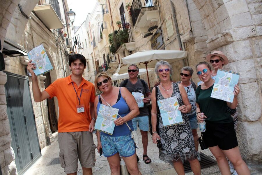 Bari: Guided Walking Tour - Finding VELO SERVICE Near Piazza Mercantile
