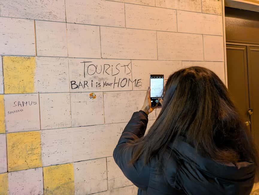Bari: Street Food Walking Tour with Wine Tasting - Colonna della Giustizia: the medieval detail you will remember