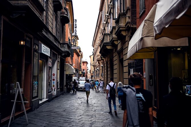 Bologna Food & Market Tour with 6 Tastings, Pasta, Wines & More - Basilica di San Petronio: A Giant Church Pause That Makes the Day Feel Anchored