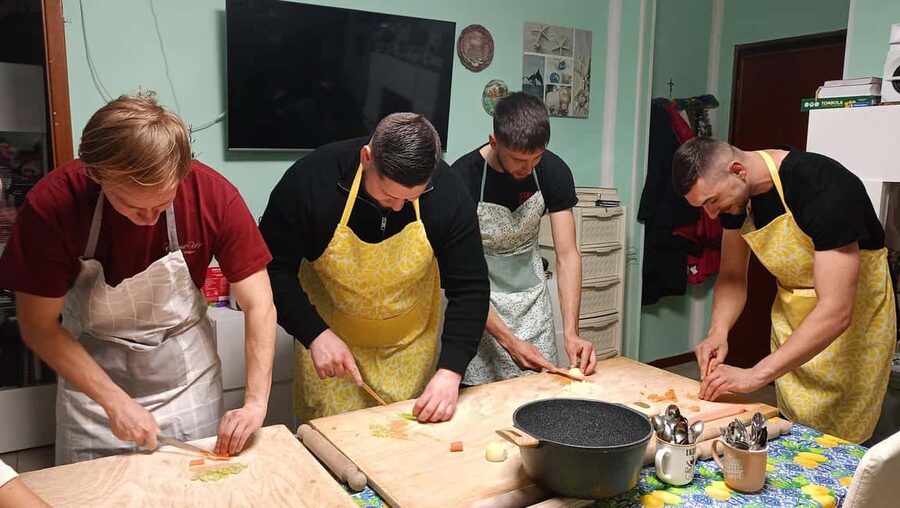 Bologna: Pasta Tagliatelle al Ragu Cooking Class with Wine - Meeting at Buzz Mattioli and the Outside-Center Reality