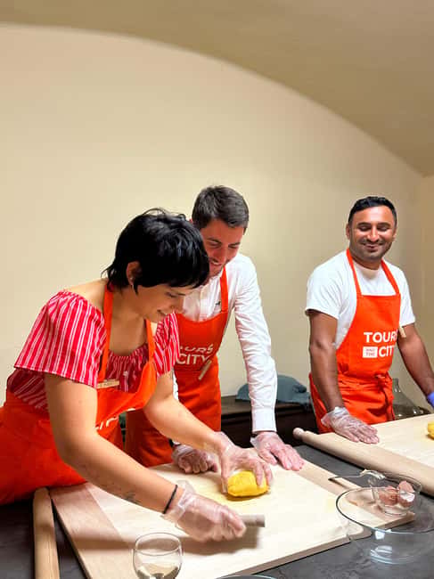 Bologna: Pasta Tagliatelle Ragu Cooking Class with Spritz - Making tagliatelle by hand, not by machine