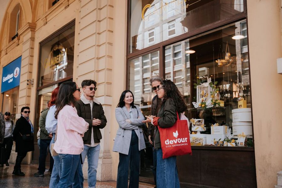 Bologna: Tastes and Traditions Food Tour with Market Visit - The indoor picnic moment and why it’s more than a gimmick