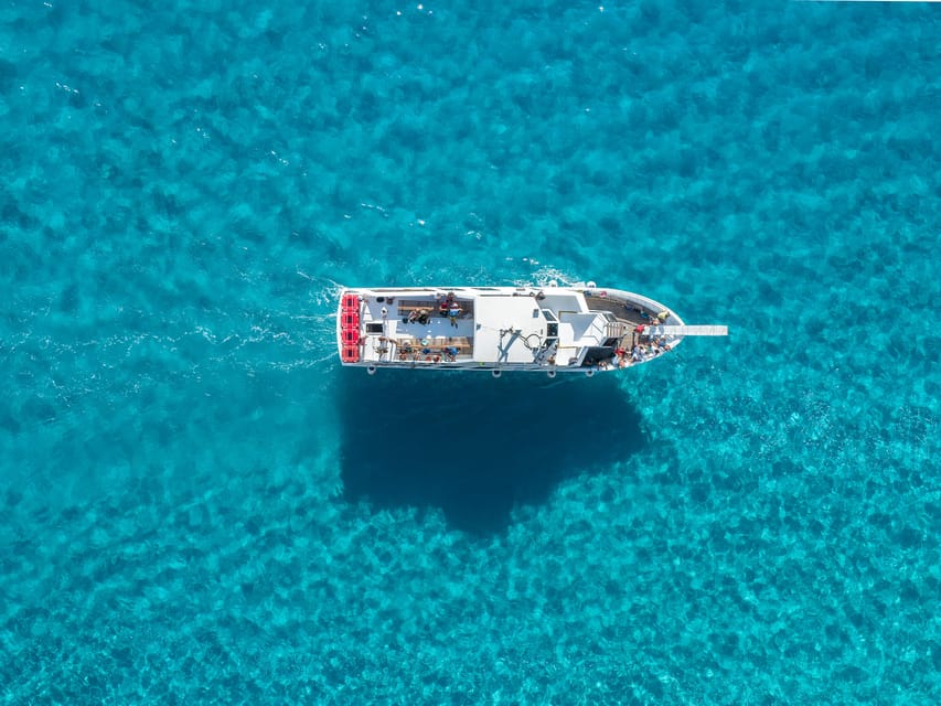 Cala Gonone:Cruise in the Gulf of Orosei with Cala Goloritzé - The cruise scenery between stops: pools of Venus and caves nearby