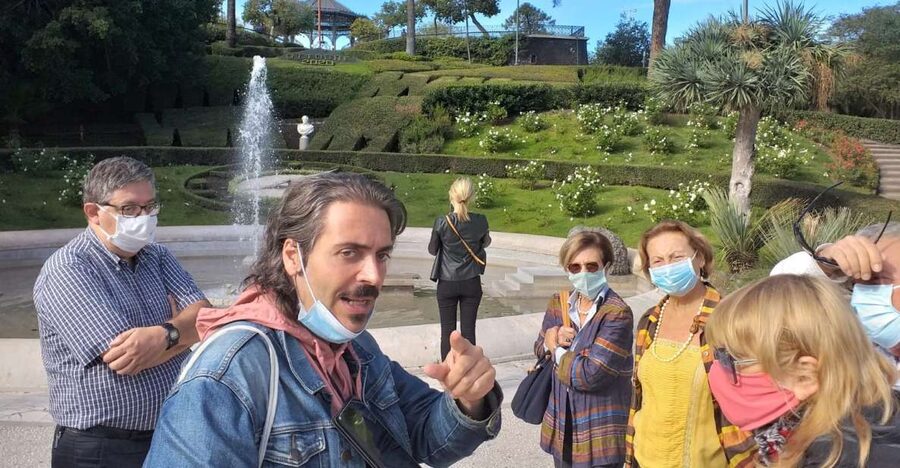 Catania: Heart of the City Guided Walking Tour - Meeting Piazza Duomo, finding the right flag, and starting with the elephant