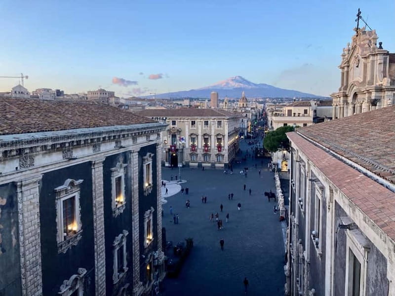 Catania: The heart of the City - Tour guidato in Italiano - Piazza Duomo: elephant symbol, Cathedral area, and baroque scale