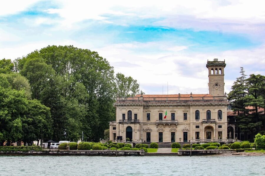 Como: Lake Como Shared Boat Tour - Cernobbio and the villa run: Villa d’Este, Villa Erba, Villa Pizzo