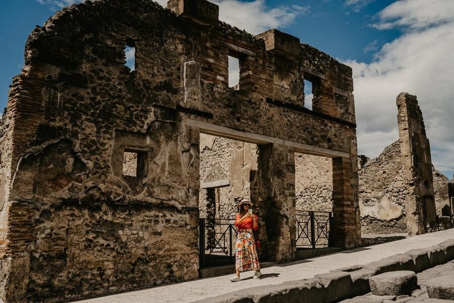 Discover Pompeii: French Walking Tour of the Buried City - Finding the Meeting Point: inStazione Sign Near Hotel Vittoria