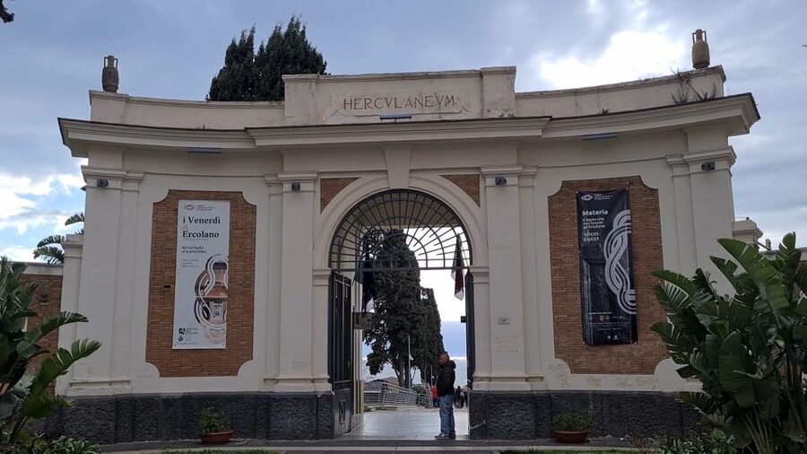 Ercolano: Herculaneum Skip-the-Line Ticket & Audio Guide - Using the audio guide to plan your walking flow
