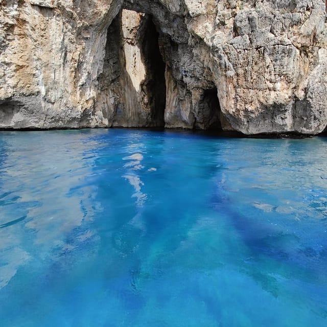 EXCURSION VISIT TO THE SANTA MARIA DI LEUCA CAVES - The guide factor: Italian and English live narration, French via audio