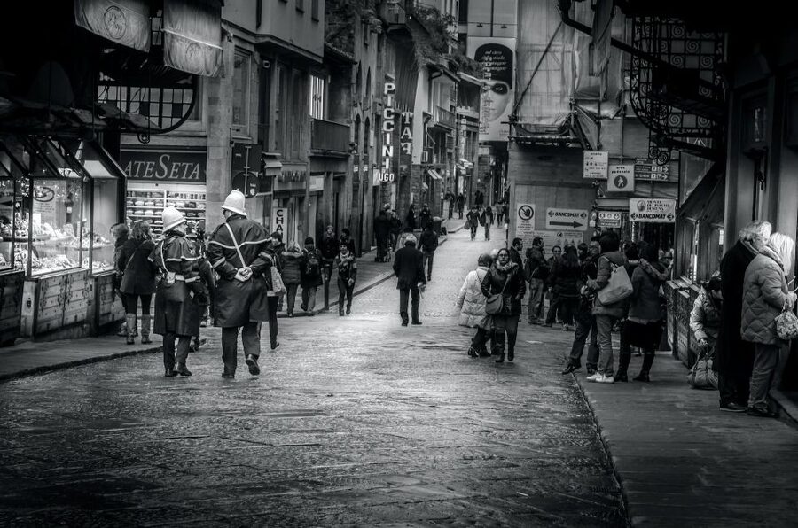 Florence: Audio Guided Walking Tour led by Tour Leader - From Via dei Calzaiuoli to Piazza della Repubblica and Palazzo Strozzi