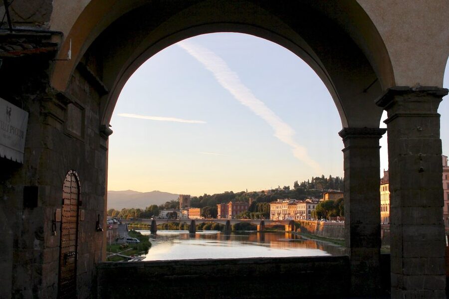 Florence: Audio Guided Walking Tour led by Tour Leader - Via dè Tornabuoni, Santa Trinita, Via Maggio, and Santo Spirito