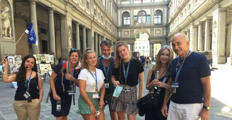 Florence: City Walking Tour and Uffizi Gallery Visit - Meeting at Piazza delle Belle Arti, Find the Blue Flag, Start Moving