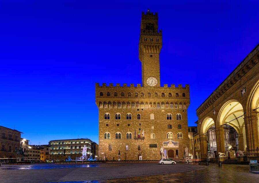 Florence: Dark Secrets & Scandals Evening Walking Tour - Crossing Ponte Vecchio: Romance, Commerce, and Scandal