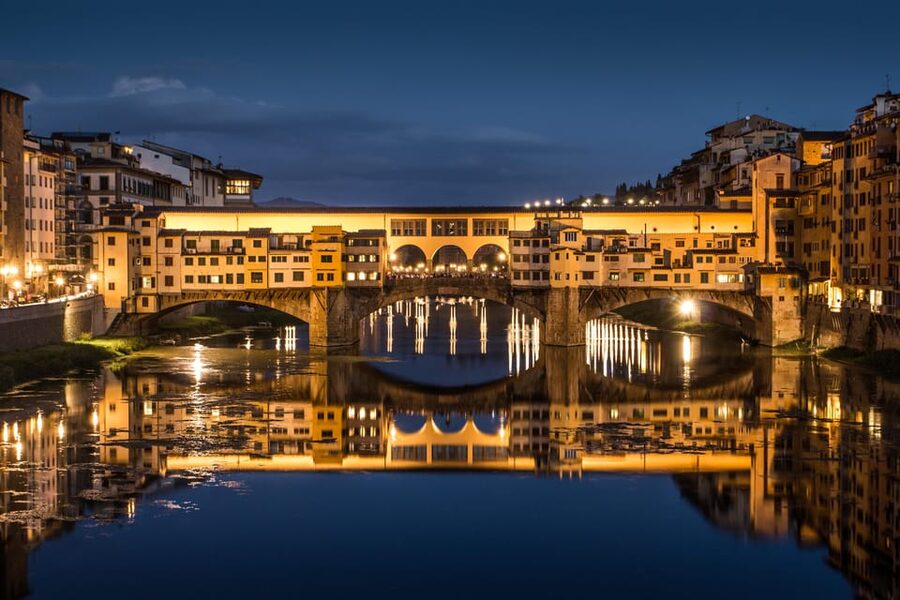 Florence: Dark Secrets & Scandals Evening Walking Tour - Meeting Point: How to Find the Group Fast