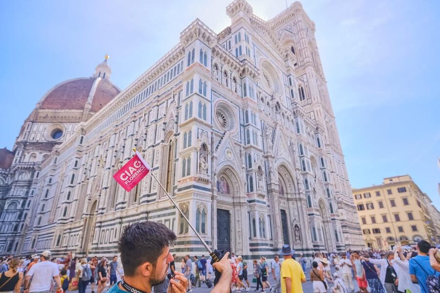 Florence: Duomo Cathedral Skip-the-Line Guided Tour - What the 30 minutes covers inside Santa Maria del Fiore