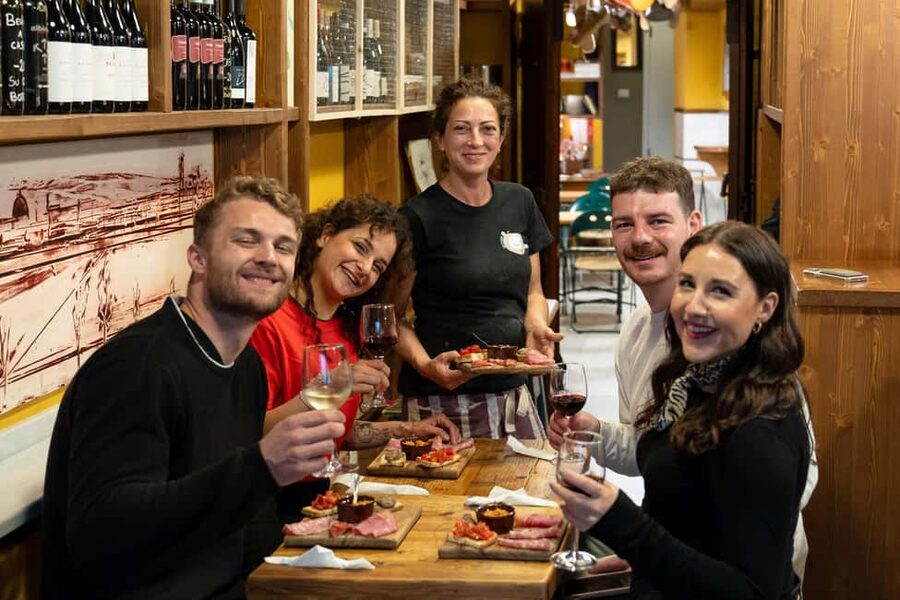 Florence: Food Walking Tour with Local Steak and Tuscan Wine - Why Santo Spirito is the right setting for an evening food crawl