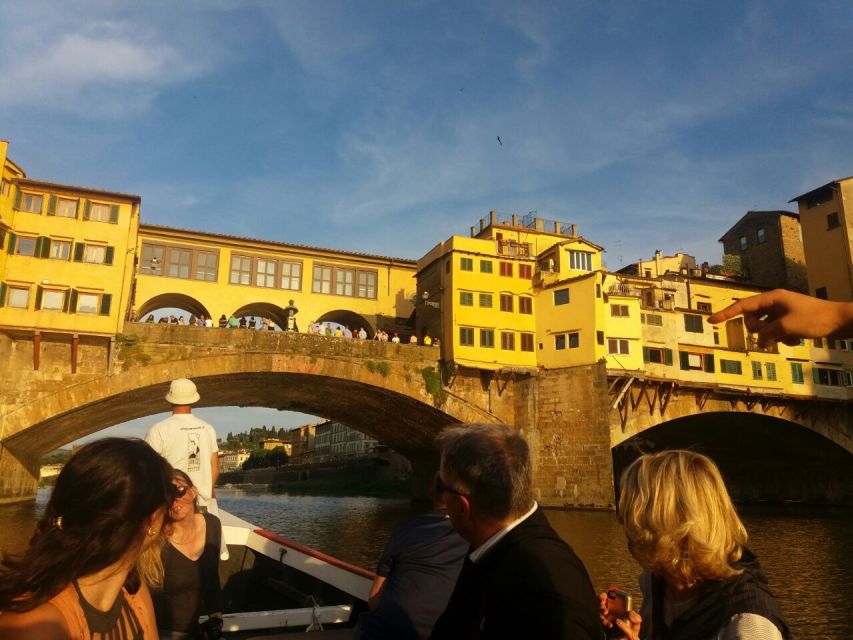Florence: Guided Gondola Boat Tour with a Glass of Wine - Meeting at Via dei Vagellai and getting onto the barchetto