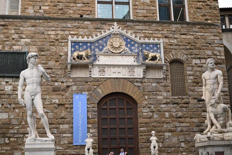 Florence: Guided Tour of Medici Family Secrets and Chapels - A guided walk through San Lorenzo, where power becomes street-level