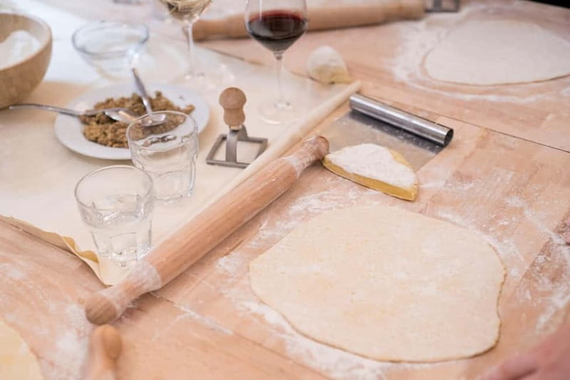 Florence: Handmade Ravioli & Pasta Class with Unlimited Wine - The Florence history warm-up: art, propaganda, Medici, Vatican