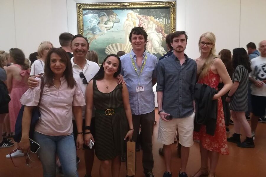Florence: Private Uffizi Gallery Discovery Tour with Ticket - Meeting at Piazzale degli Uffizi, find the ACCORD vest fast