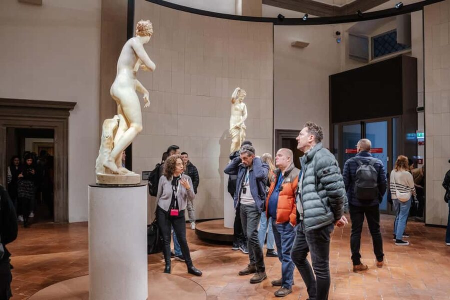 Florence: Uffizi Gallery Skip-the-Line Guided Tour - The Leonardo da Vinci meeting point, and how to make it painless