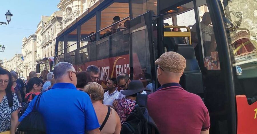 From Catania: Etna tour by Panoramic Bus - Getting On the Panoramic Bus Near Piazza Duomo