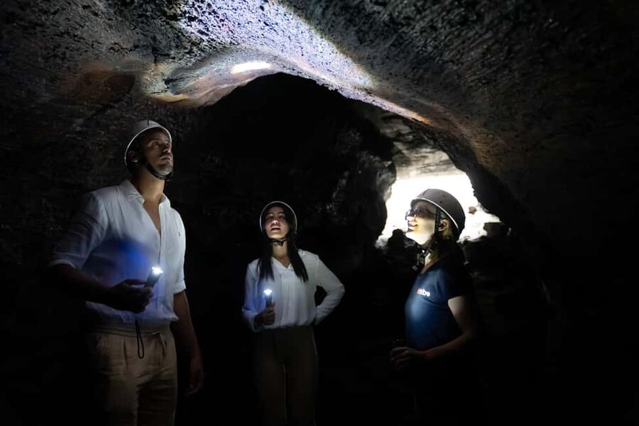 From Catania: Mount Etna Sunset Tour with Tasting and Cave - Guides make the difference, especially when the group has questions