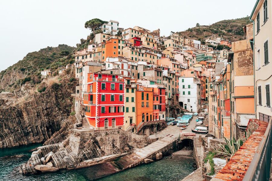 From Florence: Seaside Beauty Day Trip to Cinque Terre - Meeting at Stazione Montelungo and Finding Your People
