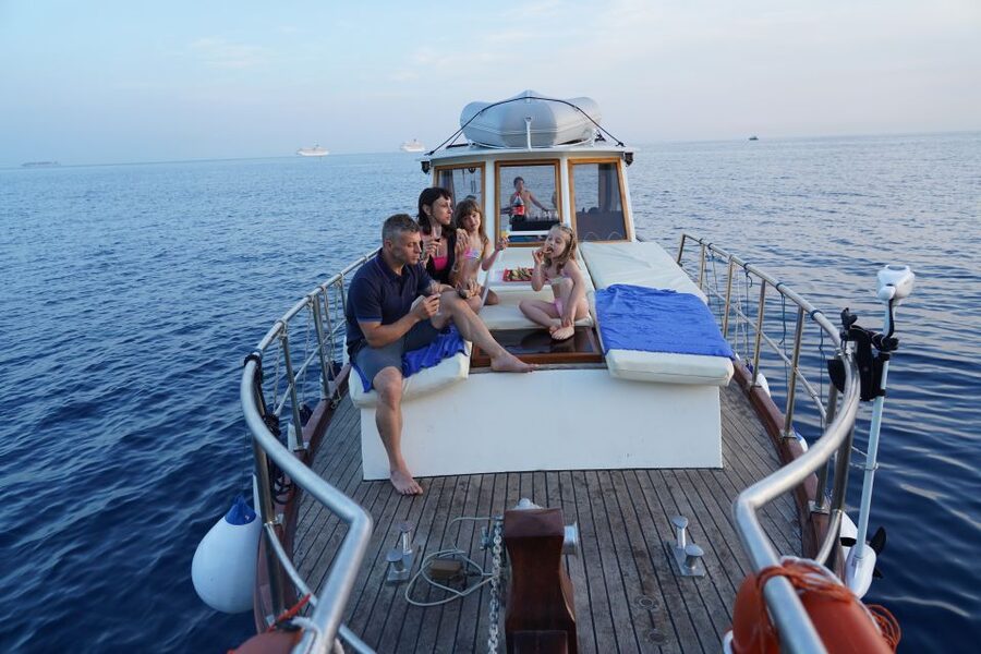From La Spezia: Cinque Terre Boat Tour with Lunch and Wine - FAQ