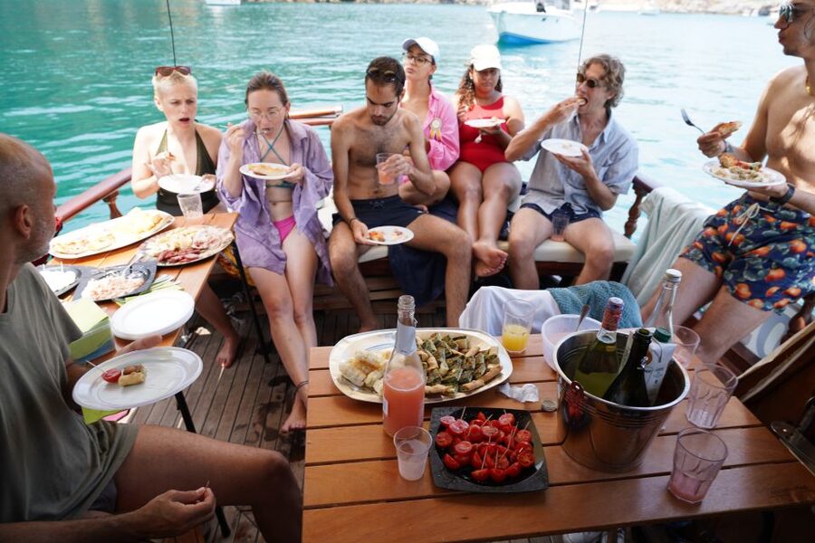 From La Spezia: Cinque Terre Boat Tour with Lunch and Wine - Vernazza time and why you only step off there