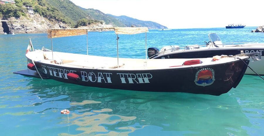 From La Spezia: Cinque Terre Full-Day Boat Tour - Cinque Terre towns from close range: what you see at Riomaggiore, Manarola, Corniglia, Vernazza