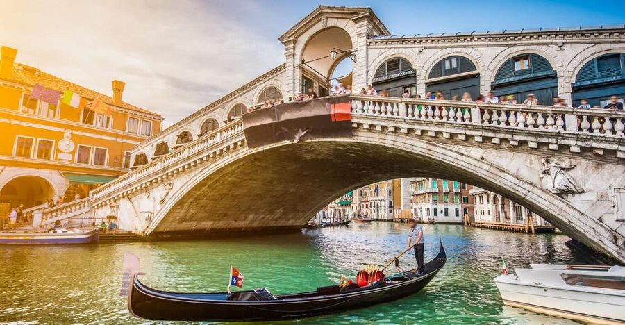 From Lake Garda: Full-Day Guided Group Tour of Venice - Getting There: Bus Timing, Pickups, and a Coffee Break Near Soave