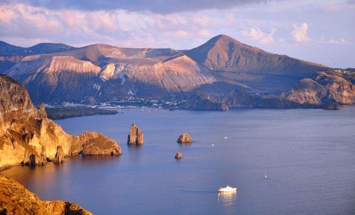 From Milazzo: Lipari and Vulcano Day Trip - Getting your bearings fast: walking vs a short transport option on Lipari