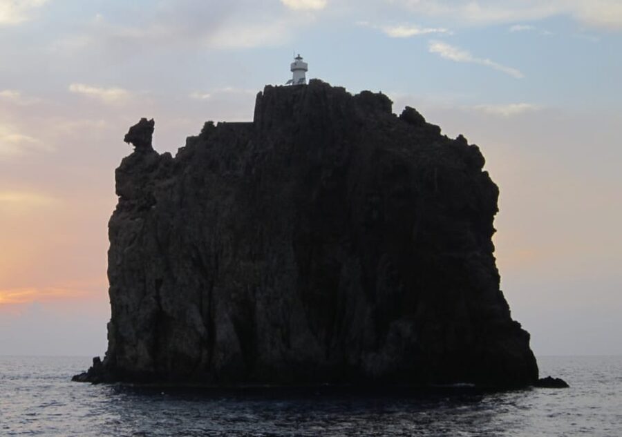 From Milazzo: Panarea & Stromboli Boat Trip - Sailing between islands: the micro-archipelago view that adds magic