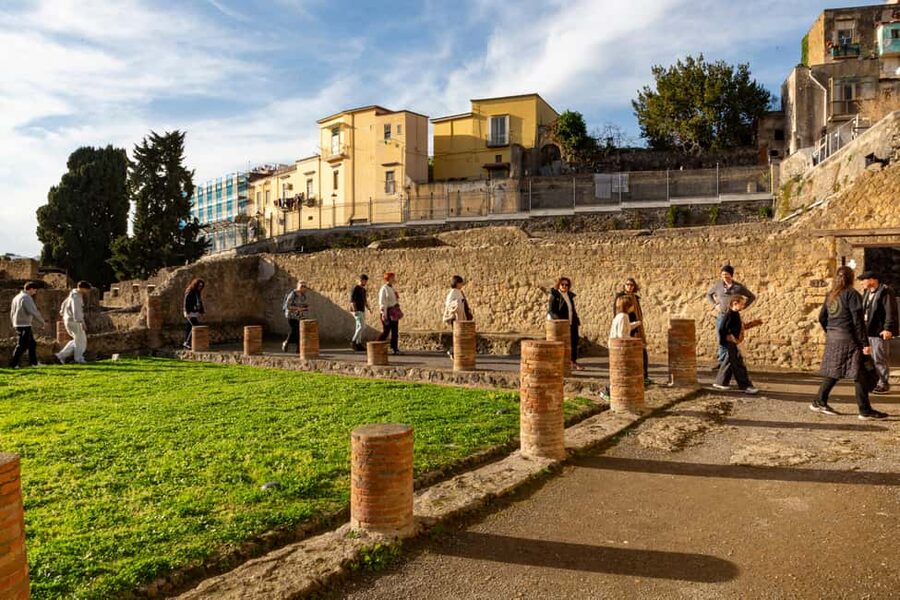 From Naples: Herculaneum Skip-the-Line Guided Tour - What you’re meant to imagine: Vesuvius in 79 AD, and what survived