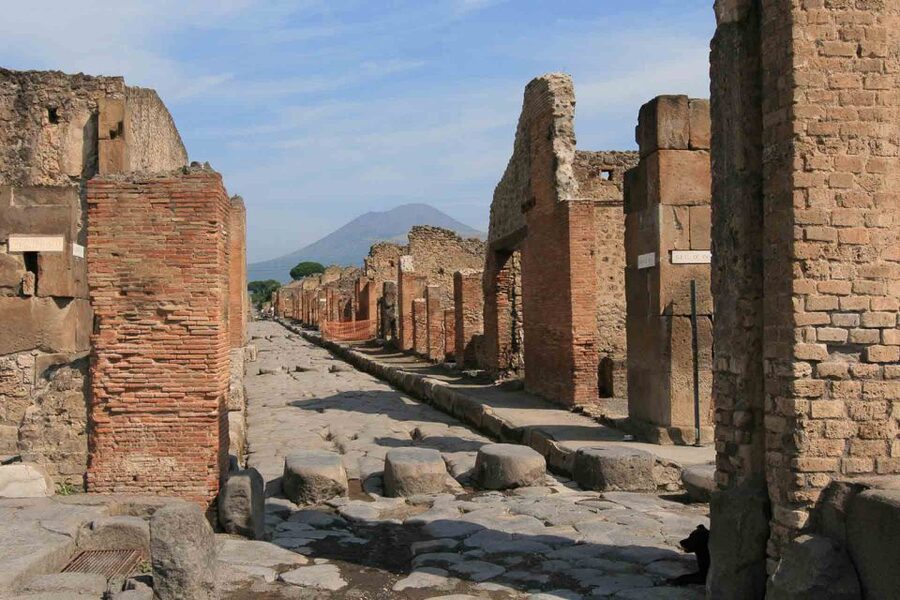 From Naples: Pompeii and Herculaneum Tour with Lunch - Getting From Naples: Bus Ride, Live Commentary, and Timing