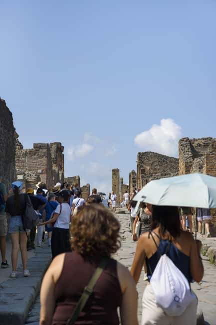 From Naples: Pompeii and Vesuvius Guided Day Trip with Lunch - Lunch near Vesuvius, a 45-minute reset you will actually appreciate
