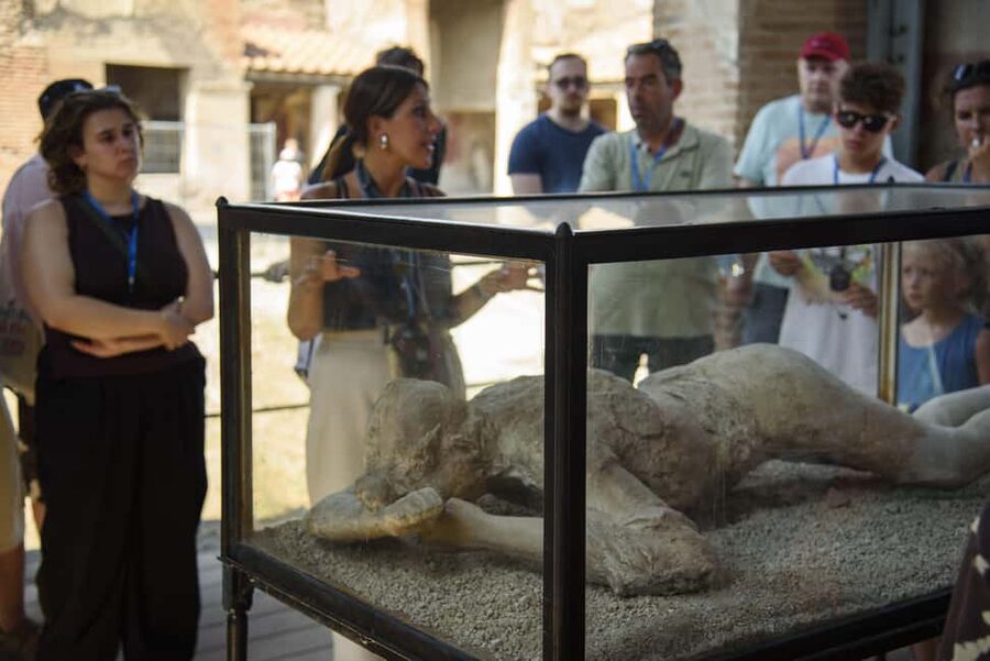 From Naples: Pompeii and Vesuvius Guided Day Trip with Lunch - Entering Pompeii with a live guide, not just ruins