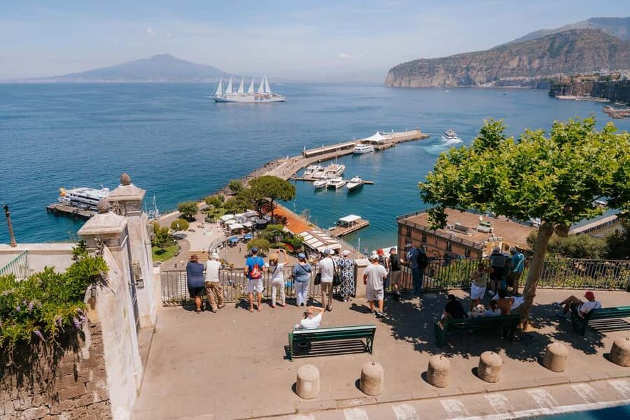 From Rome: Pompeii with Expert Guide & Amalfi Coast Day Trip - The ride south: why an air-conditioned bus helps a lot