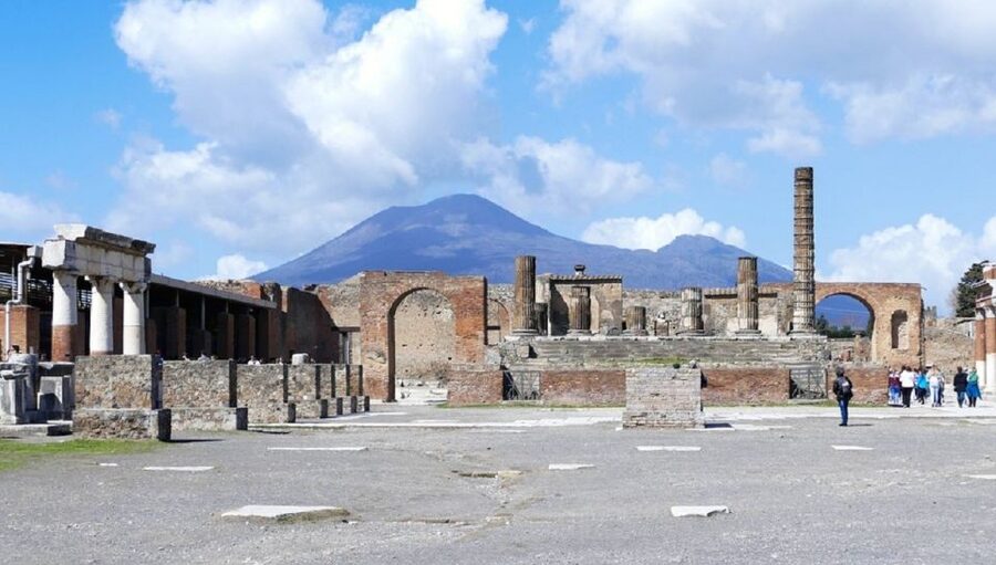 From Sorrento: Day Tour to Pompeii Ruins and Mount Vesuvius - Lunch near Pompeii, what you should expect to taste