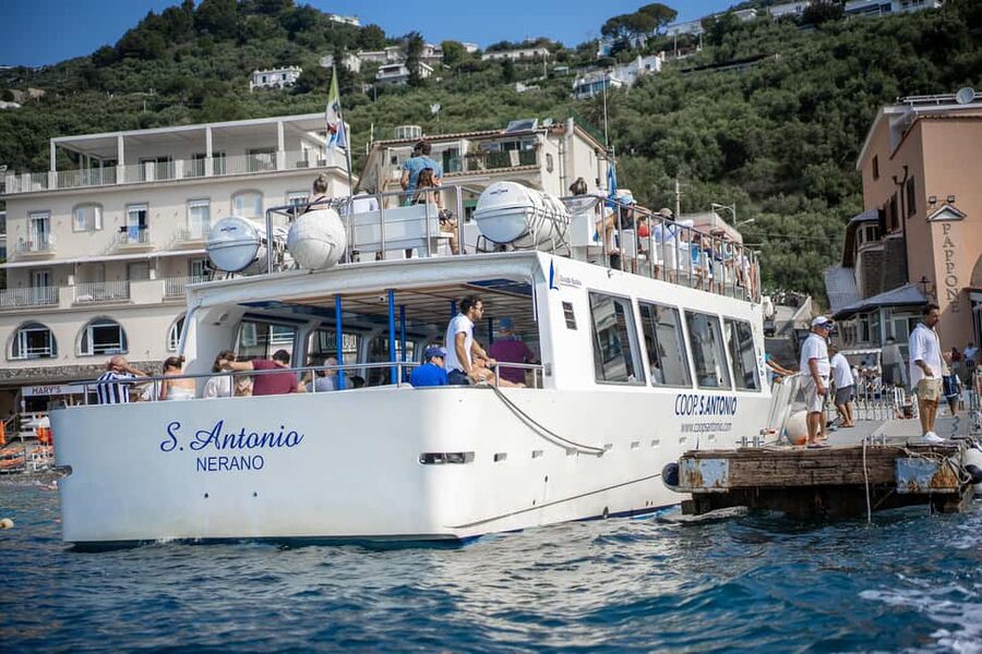 From Sorrento/Nerano: Capri Island Cruise with Guide Onboard - The shared boat ride: fast transfer plus useful guidance