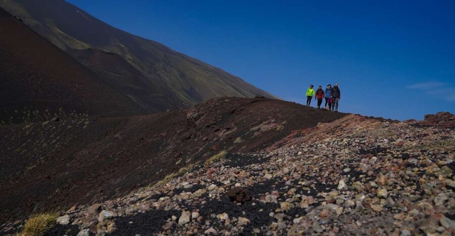 From Syracuse: Mount Etna Guided Morning Hike & Food Tasting - Getting to Etna: Piazza del Pantheon and a long but direct ride