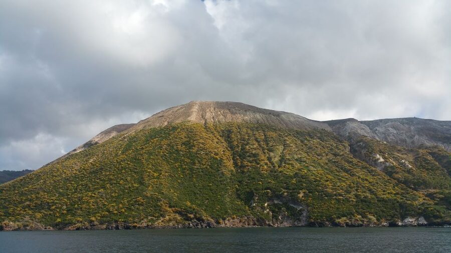 From Taormina: Lipari and Vulcano Mini Cruise Aeolian Tour - Vulcano: black beach, photo stops, and the warm-water idea