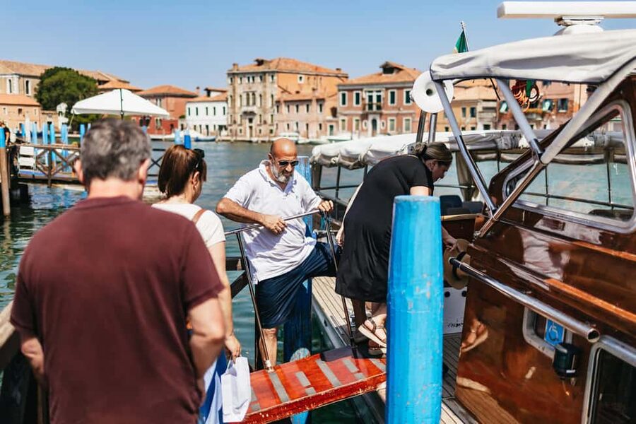 From Venice: Murano & Burano Guided Tour by Private Boat - Why Murano and Burano Still Feel Like Venetian Craft Country